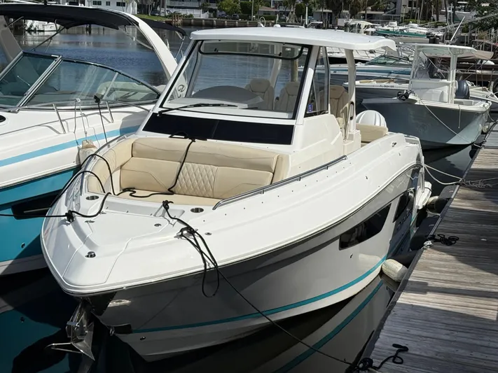  Yacht Photos Pics 2023 REGAL 33 SAV - Image 11