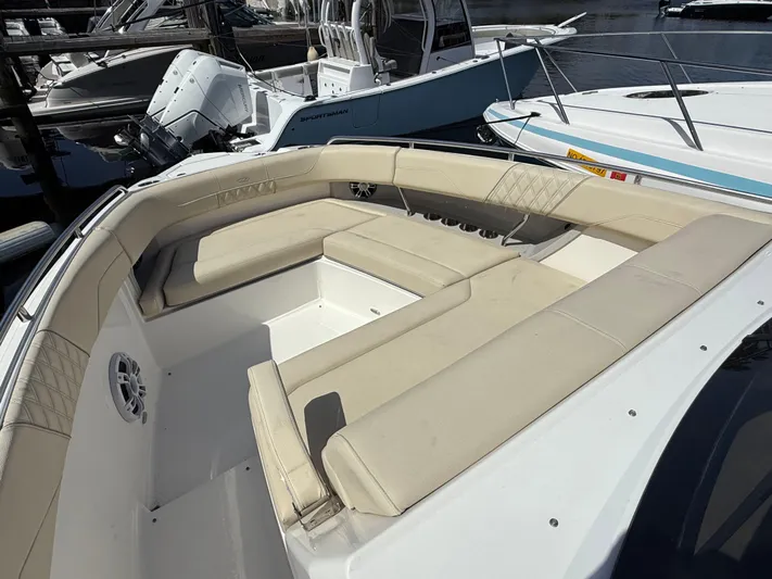  Yacht Photos Pics 2023 REGAL 33 SAV - Image 6