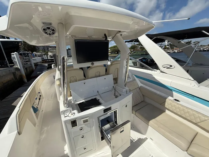  Yacht Photos Pics 2023 REGAL 33 SAV - Image 7