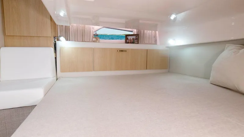  Yacht Photos Pics 2023 REGAL 33 SAV - Image 9