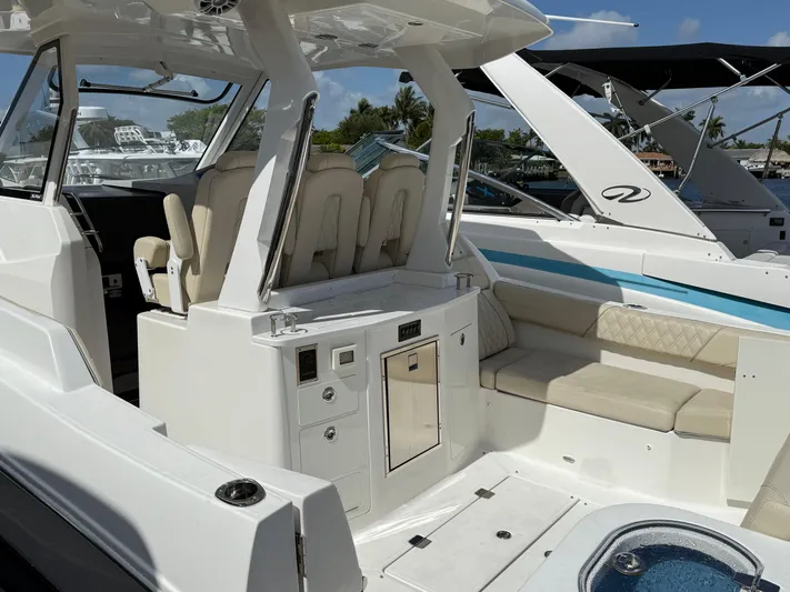  Yacht Photos Pics 2023 REGAL 33 SAV - Image 5