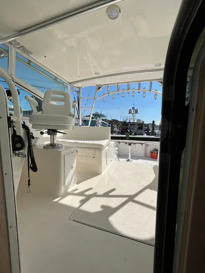  Yacht Photos Pics 2007 Henriques 35 Open boat interior with seating and fishing rod holders.