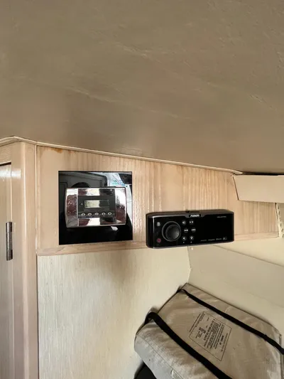  Yacht Photos Pics 2007 Henriques 35 Open cabin interior with control panel and radio system.