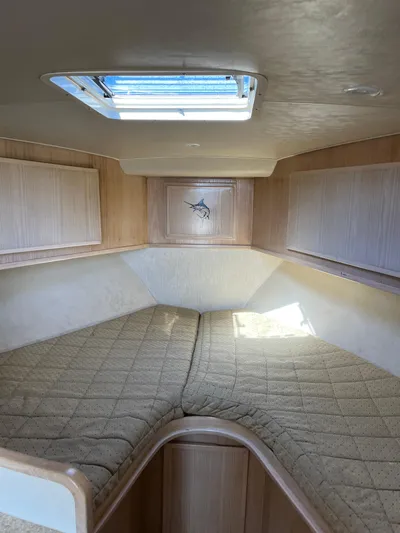  Yacht Photos Pics 2007 Henriques 35 Open cabin interior with skylight and beige bedding.