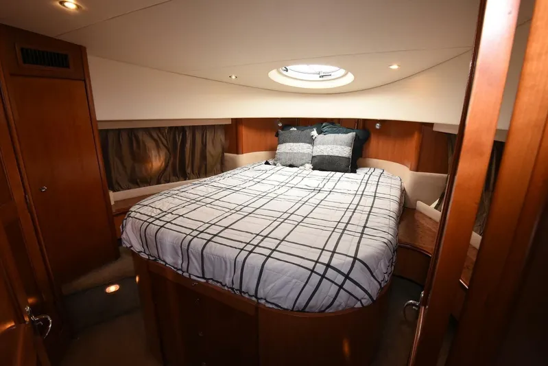 Pura Vida Yacht Photos Pics Luxurious cabin interior of 2010 Silverton 38 Sedan Bridge yacht with cozy bedding.