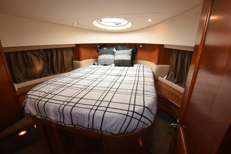 Pura Vida Yacht Photos Pics Luxurious bedroom interior of 2010 Silverton 38 Sedan Bridge yacht with cozy bedding.