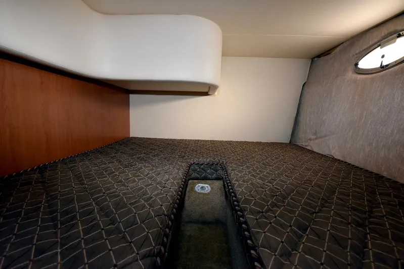 Pura Vida Yacht Photos Pics Interior cabin of 2010 Silverton 38 Sedan Bridge with quilted bedding.