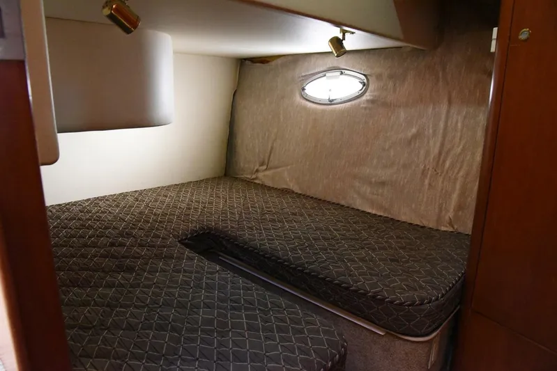 Pura Vida Yacht Photos Pics 2010 Silverton 38 Sedan Bridge cabin with cozy bed and porthole window.