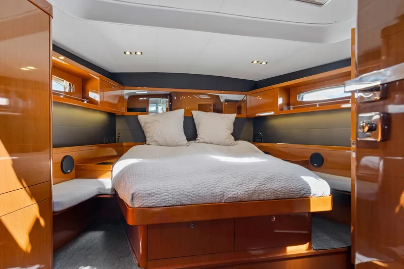 Dolce Vita Yacht Photos Pics Master stateroom