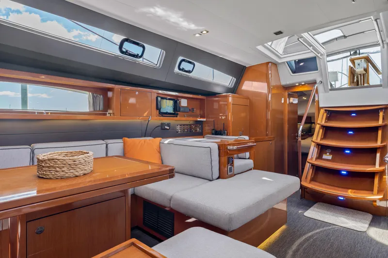 Dolce Vita Yacht Photos Pics Main salon starboard side