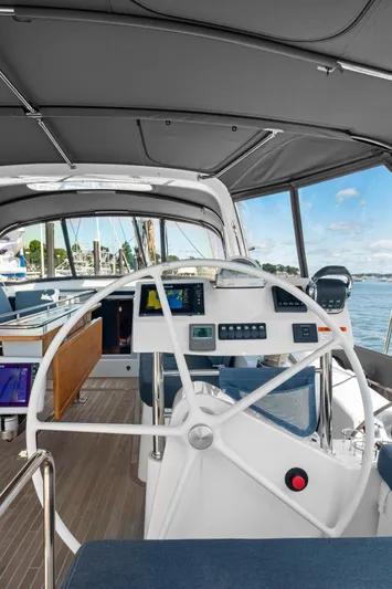 Dolce Vita Yacht Photos Pics Starboard steering station