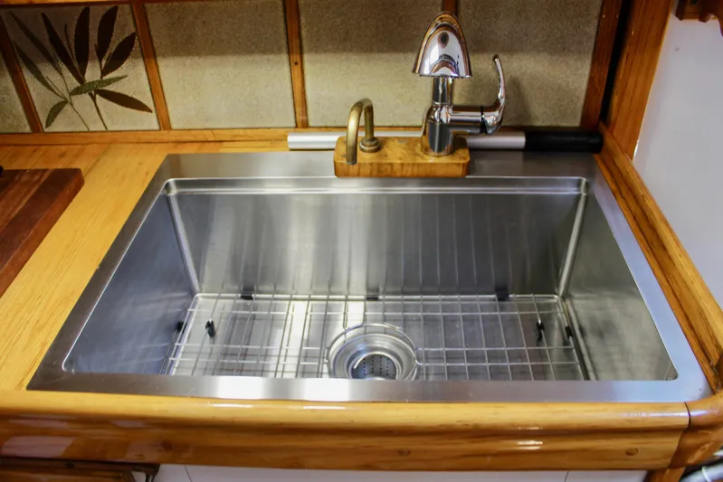 Solace Yacht Photos Pics 