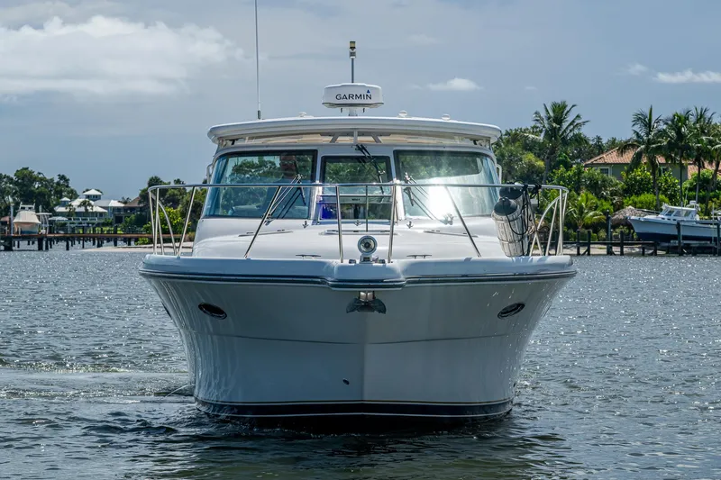  Yacht Photos Pics 2008 Tiara Yachts 3200 Open cruising on a sunny day, front view.