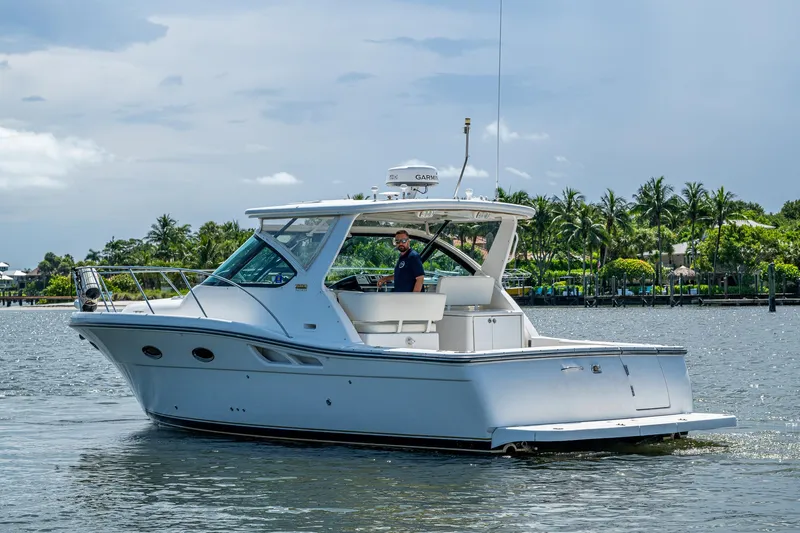  Yacht Photos Pics 2008 Tiara Yachts 3200 Open cruising on a sunny day with palm trees in the background.