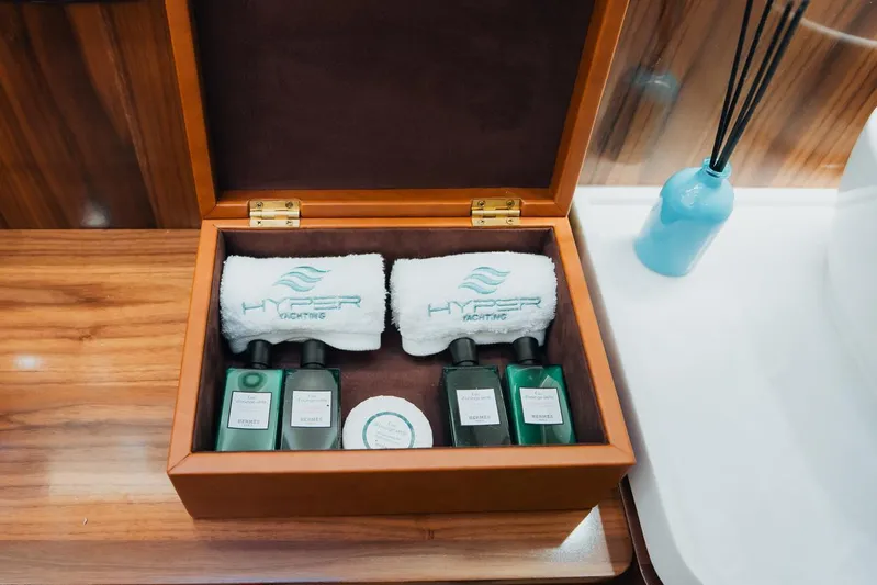 Hyper One Yacht Photos Pics 