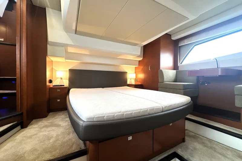 Cyctrade Yacht Photos Pics Luxurious 2017 Prestige 500 yacht bedroom with modern design and elegant furnishings.