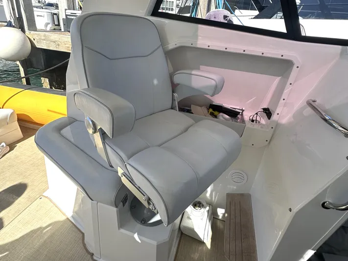 Lizzie Yacht Photos Pics Captain's chair on 2020 Protector TARGA 380 boat, featuring sleek design and comfortable seating.