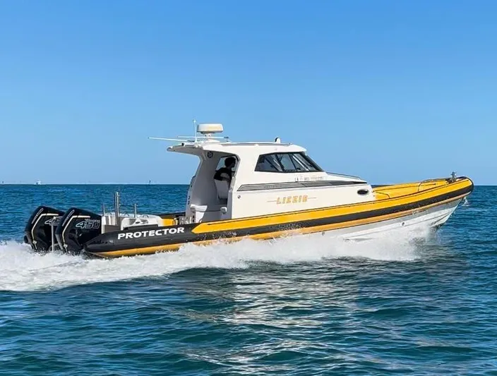 Lizzie Yacht Photos Pics 