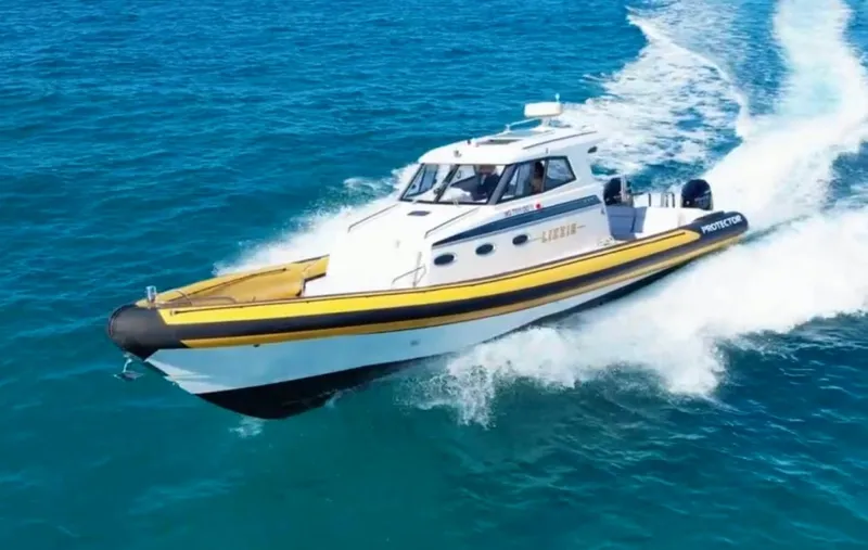 Lizzie Yacht Photos Pics 