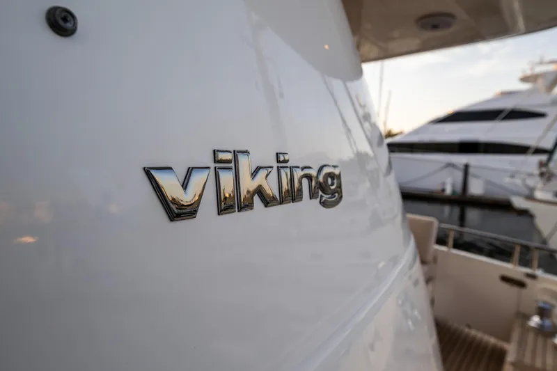 Pearl Yacht Photos Pics Close-up of 2002 Viking Princess 72 SportCruiser yacht logo.