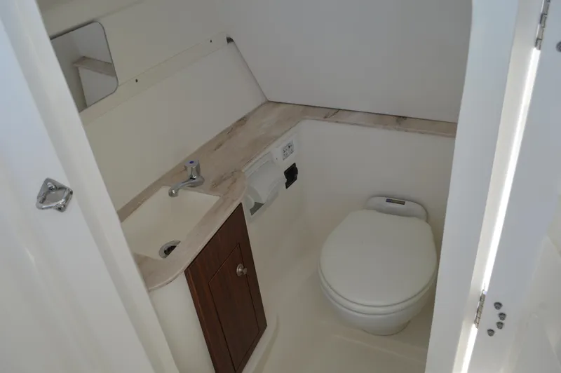  Yacht Photos Pics Pursuit 266 DC - Head