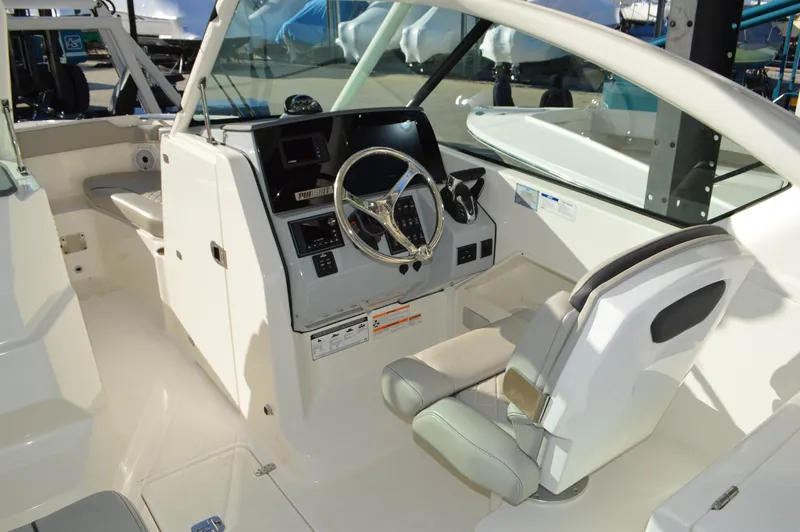  Yacht Photos Pics Pursuit 266 DC - Helm (2)