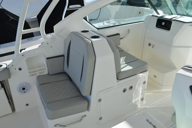  Yacht Photos Pics Pursuit 266 DC - Port Mate Seats