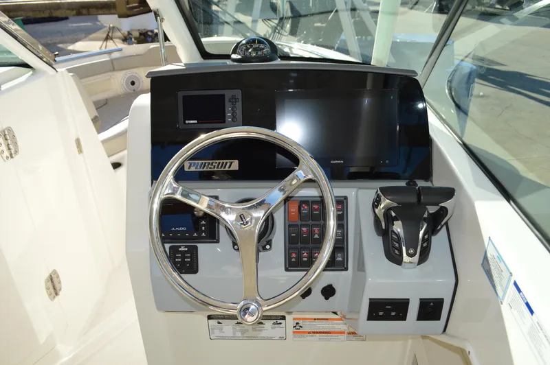  Yacht Photos Pics Pursuit 266 DC - Helm (3)