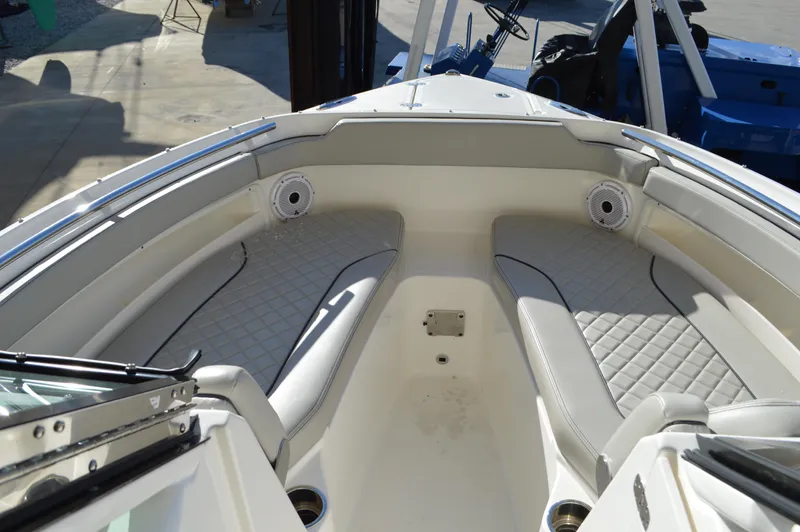  Yacht Photos Pics Pursuit 266 DC - Bow Seating (2)
