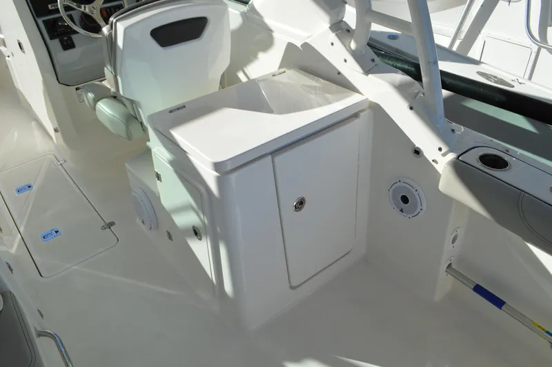  Yacht Photos Pics Pursuit 266 DC - Sink Closed