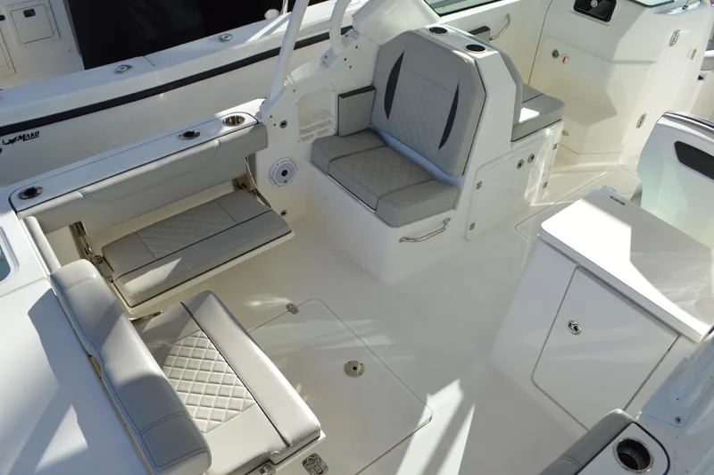  Yacht Photos Pics Pursuit 266 DC - Cockpit