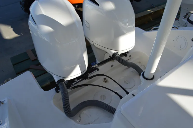  Yacht Photos Pics Pursuit 266 DC - Engine Well