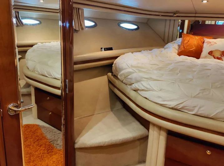 Wade N Winda Yacht Photos Pics Luxurious bedroom interior of 1999 Sea Ray 560 Sedan Bridge yacht.
