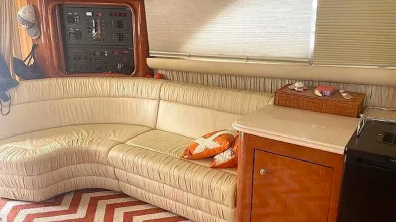 Wade N Winda Yacht Photos Pics Interior of 1999 Sea Ray 560 Sedan Bridge with cream leather seating and control panel.