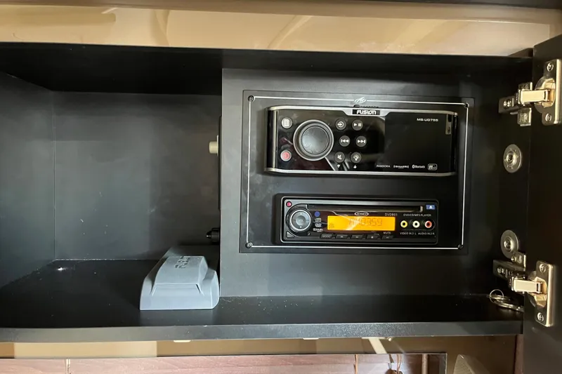  Yacht Photos Pics Audio system in 2015 Monterey 415 Sport Yacht, featuring Fusion and Jensen components.