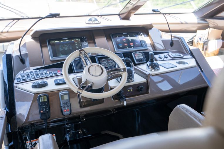 2013-63-marquis-630-sport-yacht