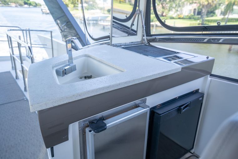 2013-63-marquis-630-sport-yacht
