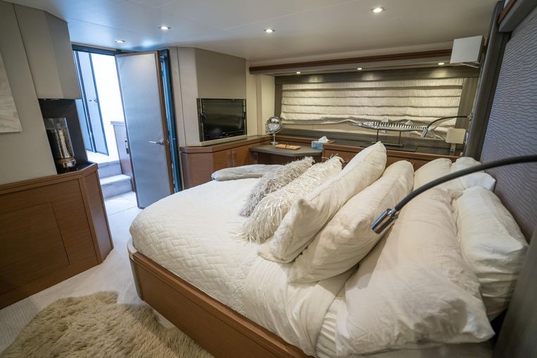 2013-63-marquis-630-sport-yacht