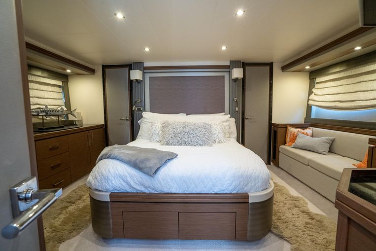2013-63-marquis-630-sport-yacht