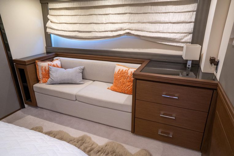 2013-63-marquis-630-sport-yacht