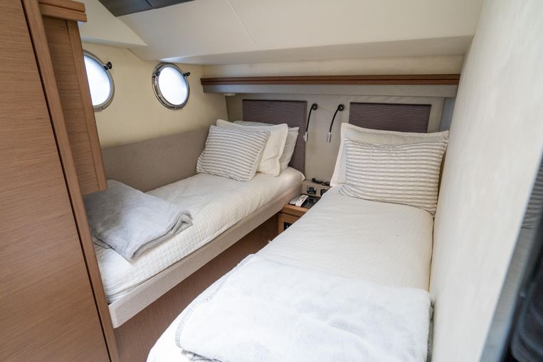2013-63-marquis-630-sport-yacht