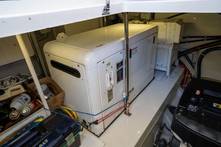 2013-63-marquis-630-sport-yacht