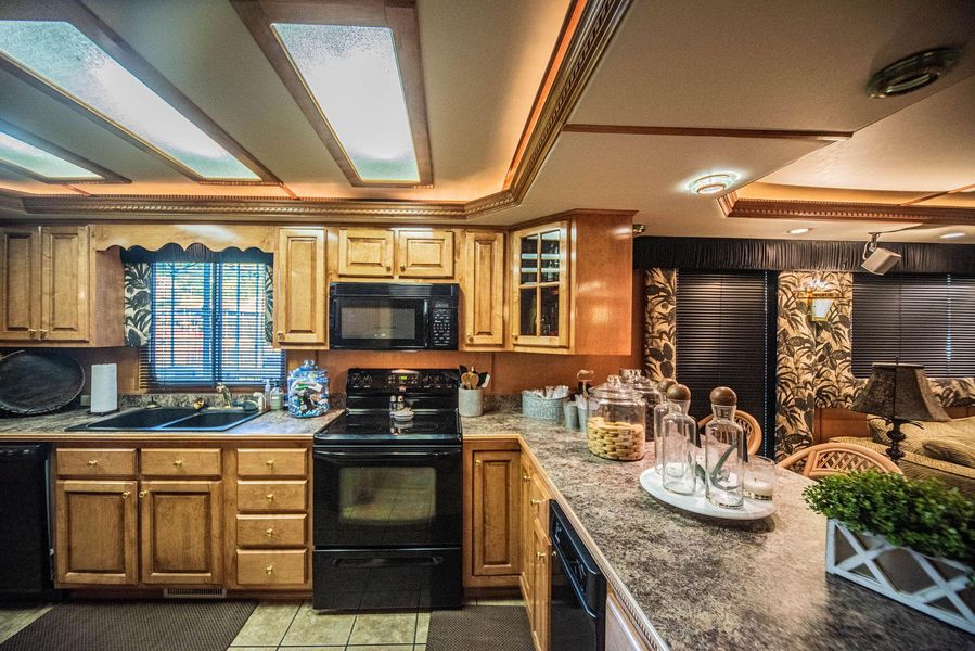 2003 Horizon 90 Houseboat