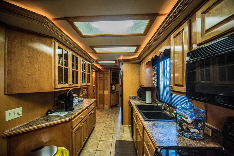 2003 Horizon 90 Houseboat