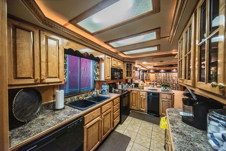 2003 Horizon 90 Houseboat