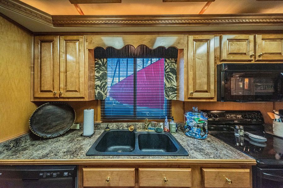 2003 Horizon 90 Houseboat