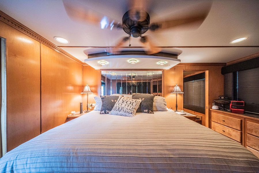 2003 Horizon 90 Houseboat