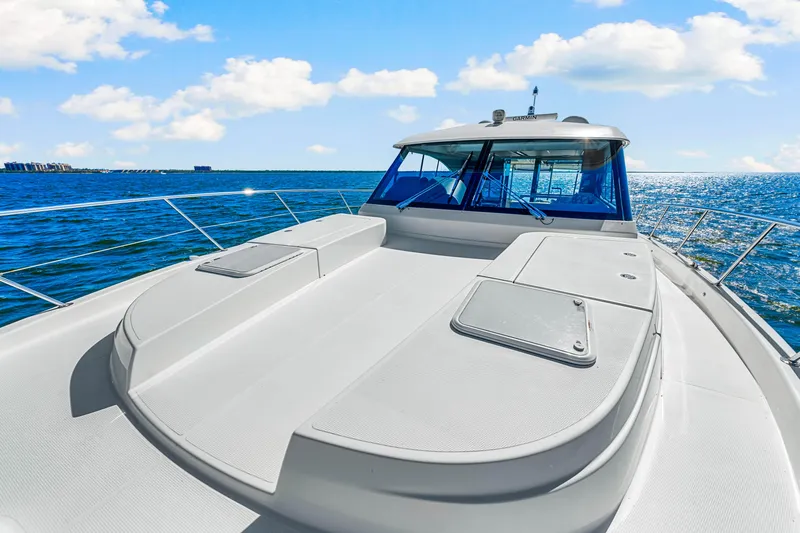  Yacht Photos Pics 2022 Riviera 505 SUV yacht cruising on open sea under blue sky.