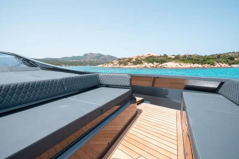 Maori 64 Yacht Photos Pics Luxury Maori 64 yacht from 2026 on turquoise waters.