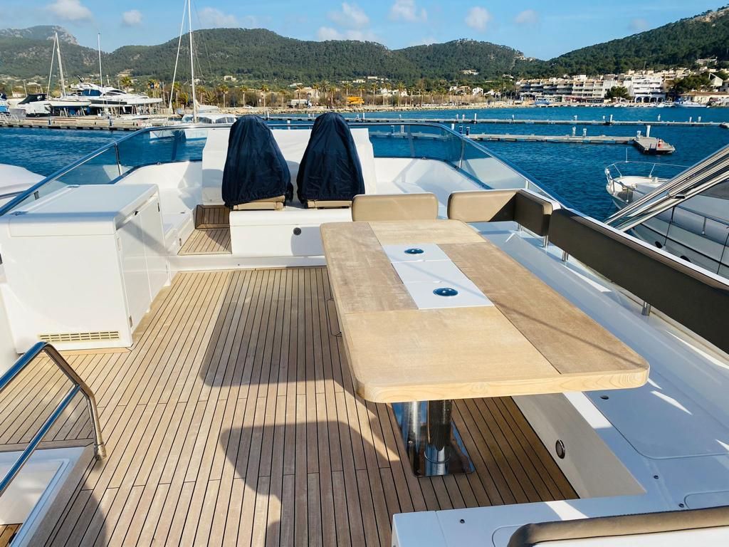 2014 Fairline 61 